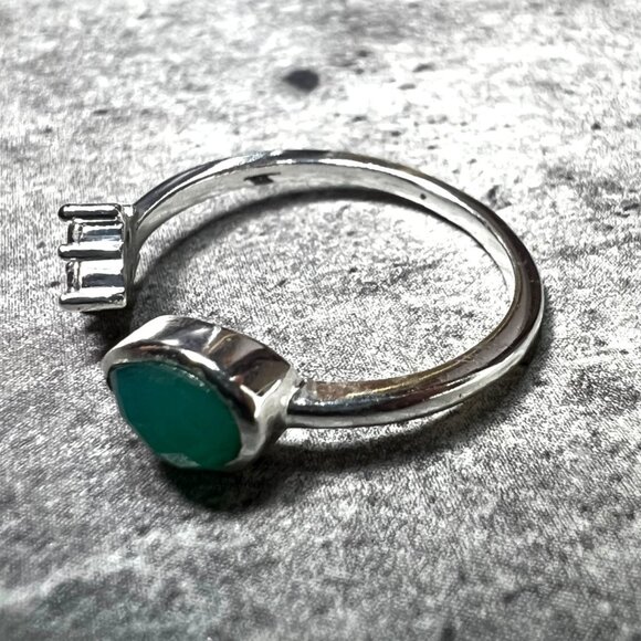 Ring Bomb Party Ring, NWOT, size 7, small green stone on silver color band - Picture 3 of 7